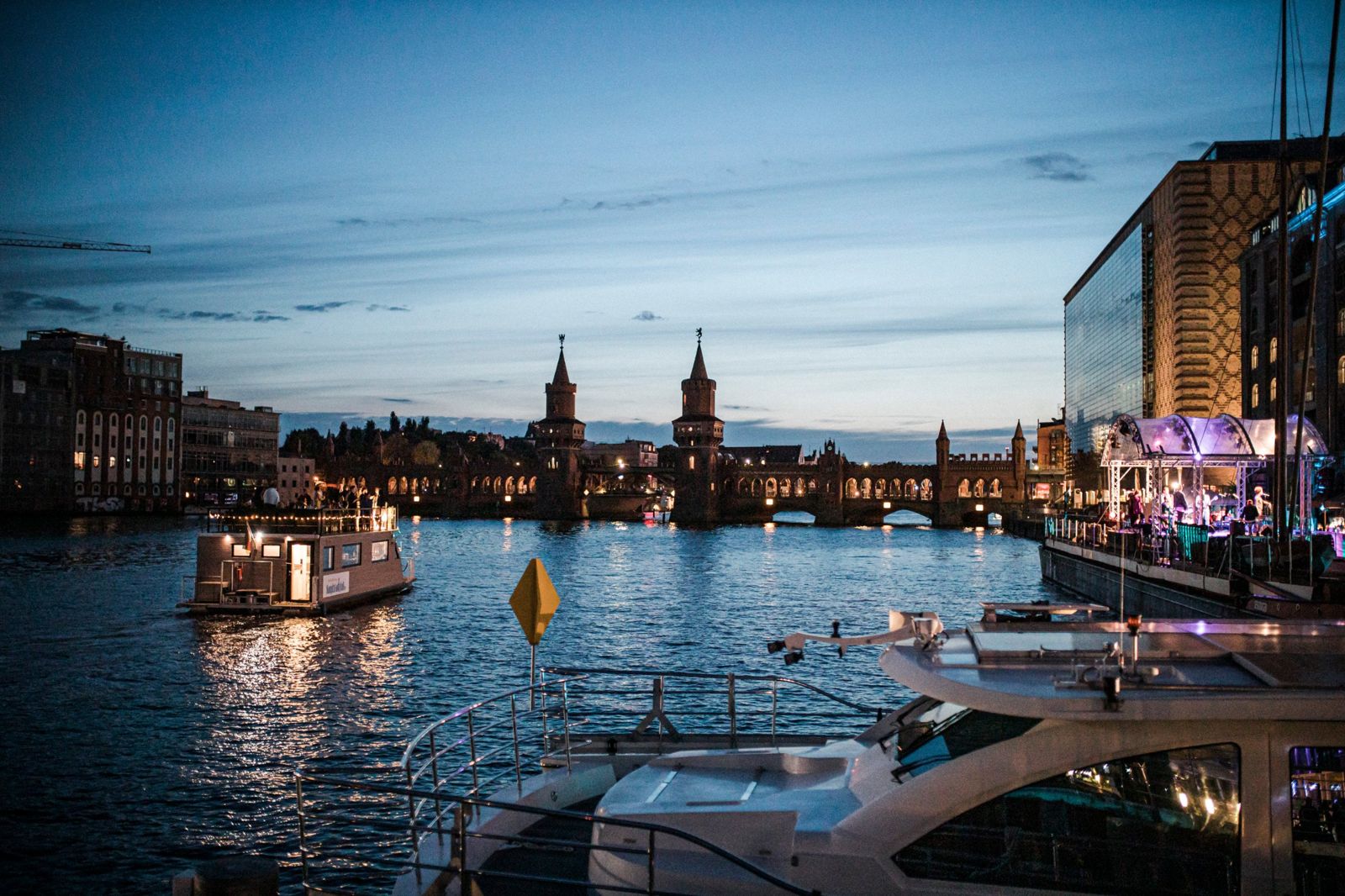 Sommerfest am Spreeufer mit Blick auf die Oberbaumbrücke