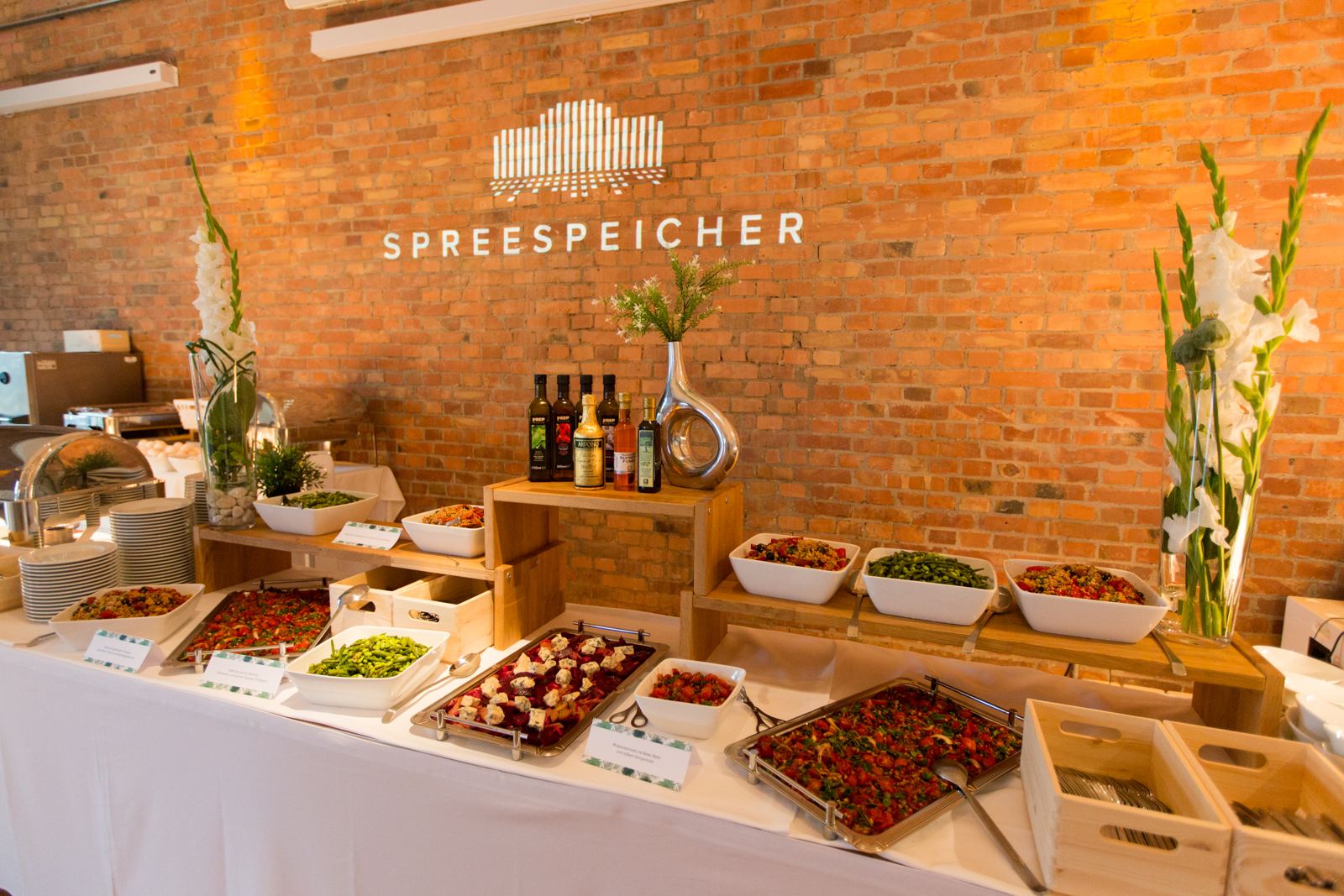 Buffet in front of a brick wall with the Spreespeicher logo